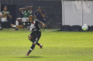 Volante marcou os dois gols cruzmaltinos em São Januário. Foto: Rafael Ribeiro/Vasco