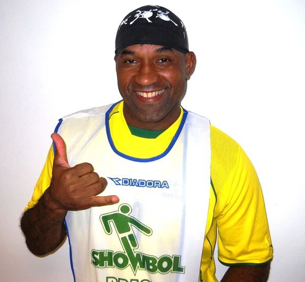 Viola com a camisa da Seleção Brasileira de Showbol.