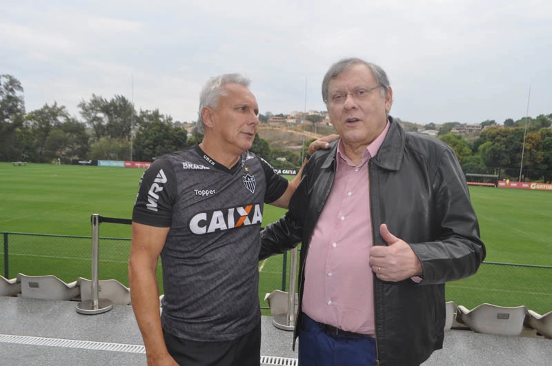 Éder Aleixo, que trabalhou com Milton na Band, ciceroneou o amigo pelas dependências da Cidade do Galo. Foto: Marcos Júnior Micheletti/Portal Terceiro Tempo