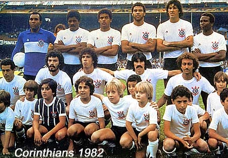 Em pé: César, Zé Maria, Wagner Basílio, Gomes, Paulinho e Wladimir. Agachados: Eduardo Amorim, Sócrates, Casagrande, Zenon e Biro-Biro.