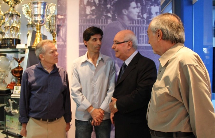 Mauro Galvão esteve presente na homenagem feita ao Adolfinho, maior goleiro da história do clube de Florianópolis. Foto: Site oficial do Avaí