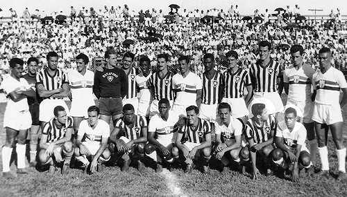 Botafogo de Ribeirão Preto e Botafogo, o legítimo, posam antes de amistoso em 1958, na ex-capital do café. Em pé: Bauer (o terceiro), o goleiro Amauri (o quinto), Nilton Santos (o sexto), Beto (o oitavo), Didi (o décimo) seguido por Pampolini e Tomé; todos do Botafogo 