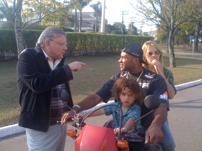 Milton Neves conversa com Viola, que estava passeando de moto com a esposa e o filho.