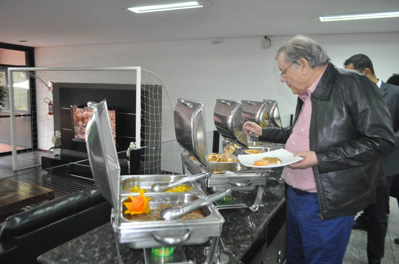 Milton se servindo no buffet que normalmente é oferecido aos atletas do Galo. Foto: Marcos Júnior Micheletti/Portal Terceiro Tempo