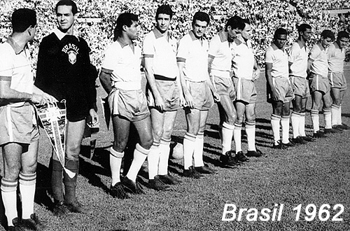 Da esquerda para a direita: Zito, Gylmar, Jair Marinho, Mauro, Calvet, Nilton Santos, Pepe, Coutinho, Didi, Gérson e Garrincha.

