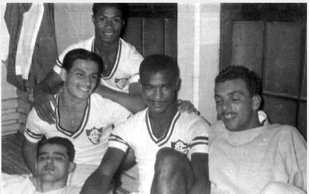 Confira alguns jogadores na concentração do Fluminense do Rio no começo dos anos 50. Xatara, sem o uniforme e com a perna quebrada, está ao lado de Villalobos, Jair Santana e Didi

