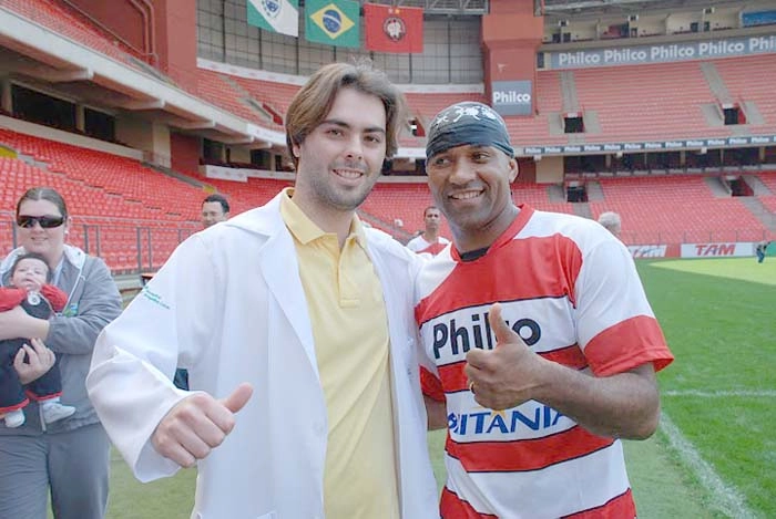 Com o médico do Atlético Paranaense, minutos antes de participar de jogo festivo promovido pela Gazin, em 12 de setembro de 2010, na Arena da Baixada