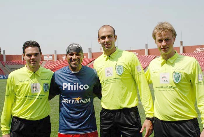 Posando com os árbitros do festivo jogo promovido pela Gazin, em setembro de 2010