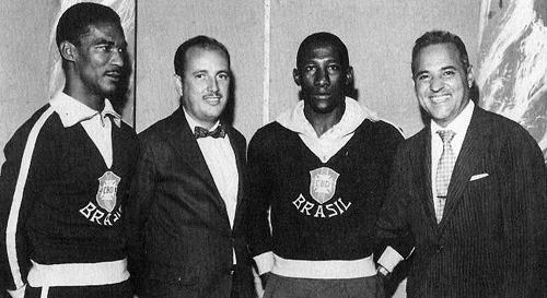 Didi, Luiz Mendes, Djalma Santos e o Dr. Mario Trigo, em 1958, na Copa da Suécia. 

