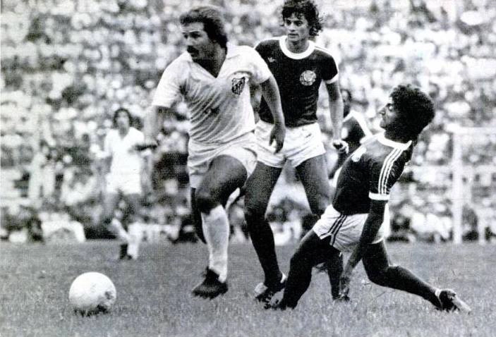 Toinzinho passa por Rosemiro (caindo) e Zé Mário durante confronto entre Santos e Palmeiras em 1978, no Pacaembu. Foto: ASSOPHIS (Associação dos Pesquisadores e Historiadores do Santos F.C)