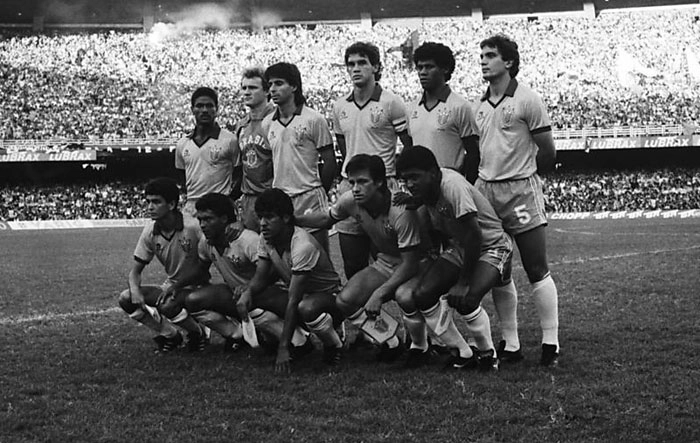Seleção Brasileira na final da Copa América contra o Uruguai, no Maracanã em 1989.Em pé, Mazinho, Taffarel, Mauro Galvão, Ricardo Gomes, Aldair e Branco. Agachados: Bebeto, Romário, Silas, Dunga e Valdo. Foto UOL