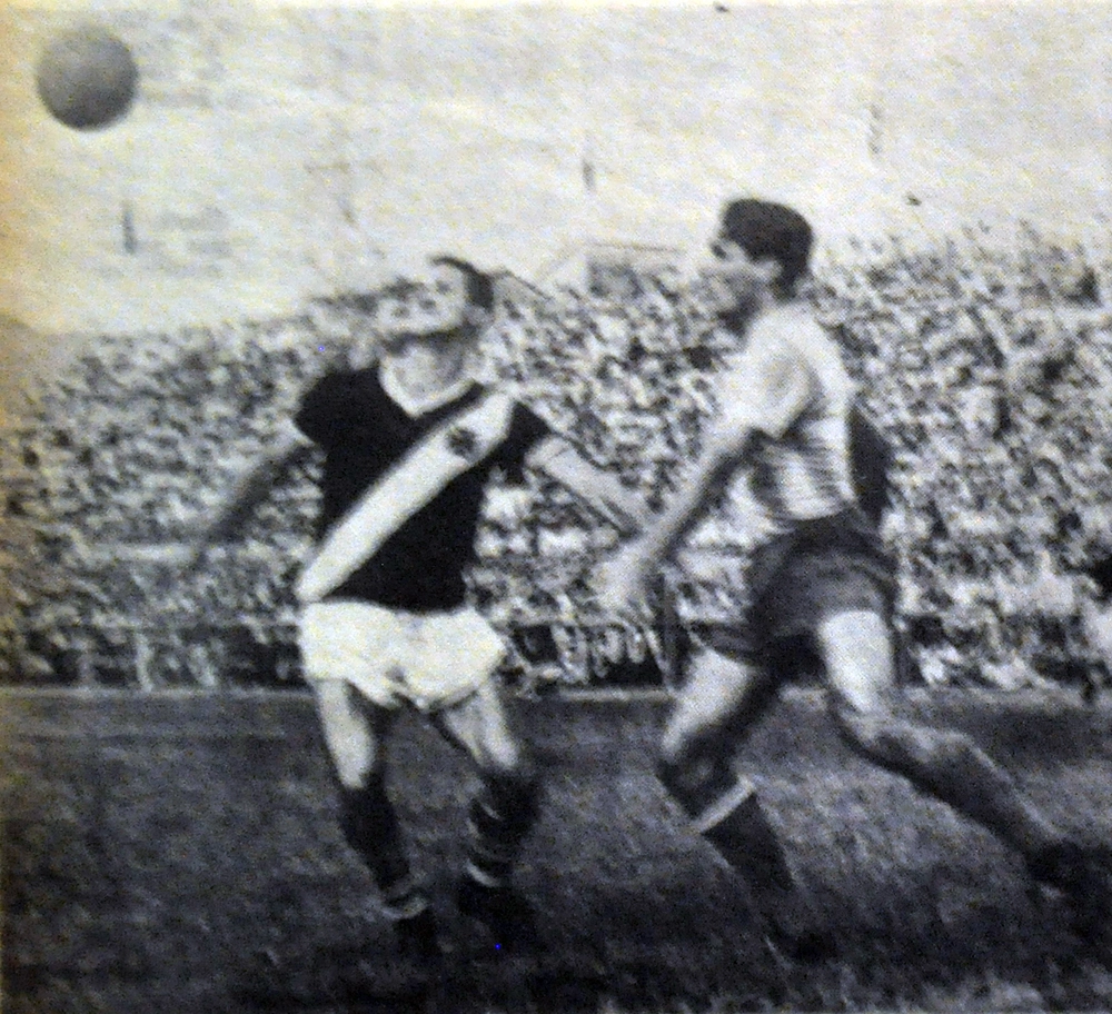 Em 1955. Ademir de Menezes, pelo Vasco, tenta dominar a bola e ultrapassar adversário à direita da foto. Foto: Reprodução da revista Esporte Ilustrado