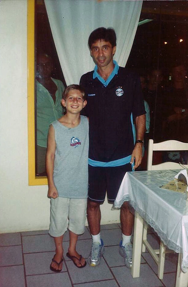 Bruno Zocche e Mauro Galvão, em 2002, à época em que Galvão jogava pelo Grêmio. A foto, no Estádio Heriberto Hulse, foi feita logo após o Criciúma perder para o Grêmio por 4 a 3, pela Copa Sul-Minas. Foto: arquivo pessoal de Bruno Zocche