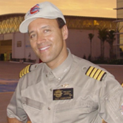 Comandante Hamilton  - Piloto de helic&oacute;ptero e jornalista