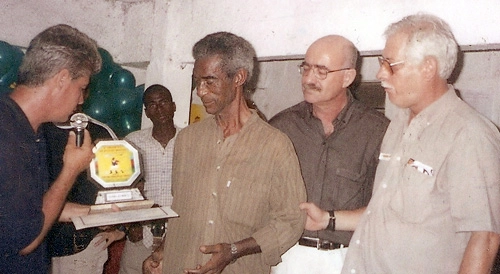 No dia 25 de abril de 2000, Jairo Amaral (esq), presidente do Cordeiro FC, prestou bonita homenagem ao ex-meia Didi (centro).

