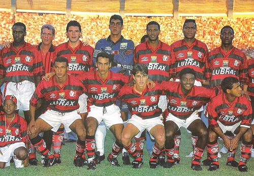 Neste Flamengo de 1996, estão em pé: Jorge Luiz, Mancuso, Roger, Márcio Costa, Ronaldão e Gilberto. Agachados: Zé Maria, Marques, Sávio, Nélio e Romário
