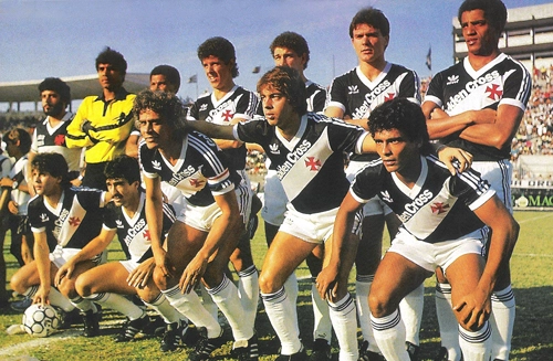 Em 1985, surge Romário no Vasco. Em pé: Acácio, Edevaldo, Ivan, Vitor, Newmar e Paulo César. Agachados: Mauricinho, Gersinho, Roberto Dinamite, Luís Carlos e o então novato Baixinho.