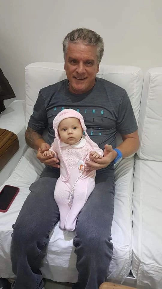 Paulinho Carioca no ano de 2019, feliz da vida com uma de suas netinhas no colo