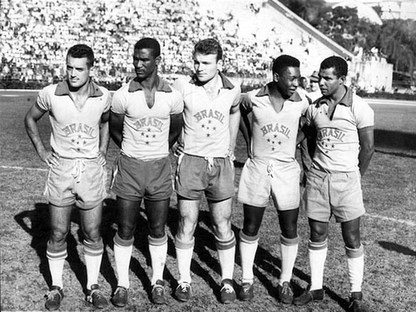 Cinco jogadores da Seleção Brasileira e quatro calções diferentes. Outros tempos, em que não havia todo o marketing envolvido nessa área. A foto é do dia 18 de maio de 1958, no Pacaembu. A seleção recebeu a Bulgária para um amistoso no Pacaembu e venceu por 3 a 1, com gols de Diev (Bulgária), dois de Pelé e um de Pepe. Antes, o Brasil havia enfrentado a Bulgária no Maracanã e venceu por 4 a 0. O jogo do Pacaembu foi o último antes da seleção estrear na Copa de 58, na Suécia e vencer a Áustria por 3 a 0. Da esquerda para a direita: Joel Martins, Didi, Mazzola, Pelé e Canhoteiro
