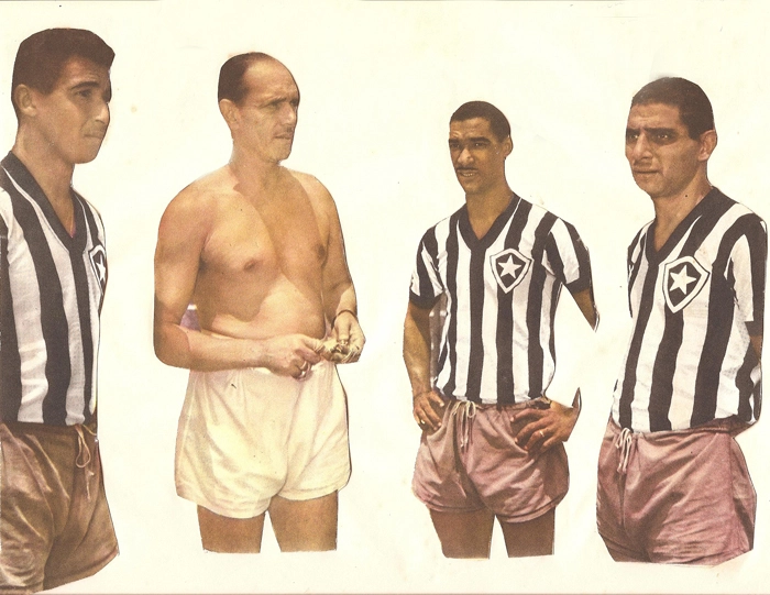Da esquerda para a direita: Um jogador não identificado, Zezé Moreira, Didi e Rodrigues Tatu.