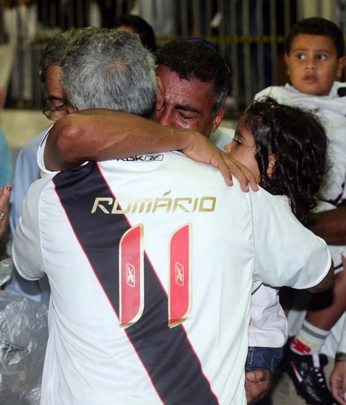 Romário chora abraçado ao pais e com a filha no colo, logo depois de ter marcado o gol mil. Foto: Thiago da Silva/Photocâmera