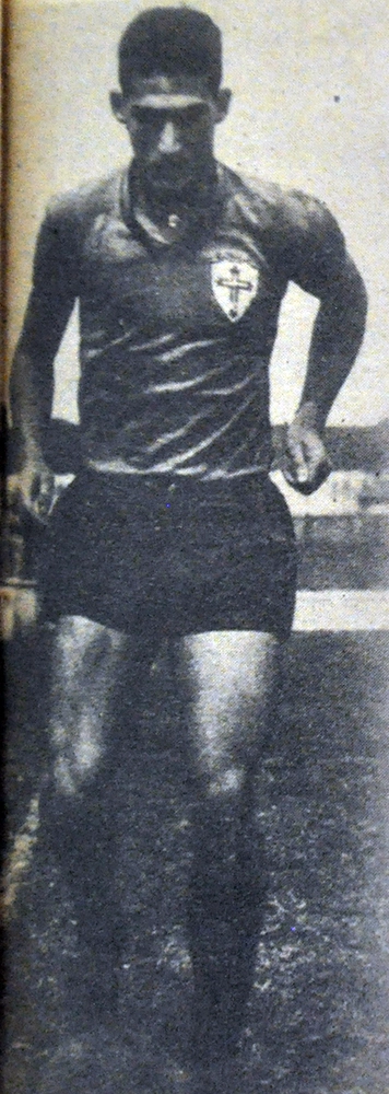 Julinho Botelho se despede da Portuguesa, em 1955, clube que defendeu até ser vendido para a Fiorentina, da Itália. Foto: Reprodução da revista Esporte Ilustrado