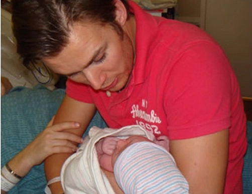 Com o filho Sebastian, ao lado da esposa Susie, ainda no quarto da maternidade, em 2009. Foto: Divulgação