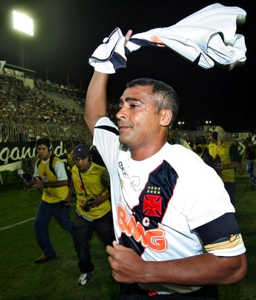 Romário agradece o carinho das arquibancadas, que o ovacionou depois da marcação do gol mil. Foto: Thiago da Silva/Photocâmera