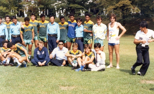 Jogadores brasileiros e alguns fãs coreanos, que trabalhavam no hotel onde o nosso time olímpico estava concentrado em Seul. Em pé: o técnico Carlos Alberto Silva, um membro da comissão técncia, Romário, André Cruz, um funcionário coreano, Edmar, outro funcionário coreano, João Paulo, Jorginho, Batista (ex-Galo), outro coreano, Andrade, Careca (ex-Cruzeiro, de camisa azul), motorista coreano, Aloísio (ex-Internacional), Neto e Nelsinho (ex-São Paulo). Agachados: o preparador físico Bebeto de Oliveira, outro fã coreano, o goleiro Zé Carlos, Geovani, Milton (ex-Coritiba), Bebeto, Taffarel, outro motorista coreano, Ademir e Luiz Carlos Winck.