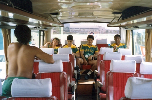 Romário sempre gostou da janelinha. O Baixinho aparece sem camisa (de costas) em ônibus que levava a seleção brasileira olímpica de 1988 a mais um treino em Seul. Ao fundo, da esquerda para a direita, Neto, Bebeto, Geovani e Careca (jogava no Cruzeiro)