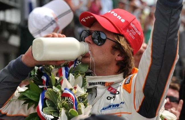 Wheldon já havia vencido as 500 Milhas de Indianápolis em 2005 e voltou a conquistar a prova em 2011, comemorando com a tradicional garrafa de leite. Foto: Divulgação