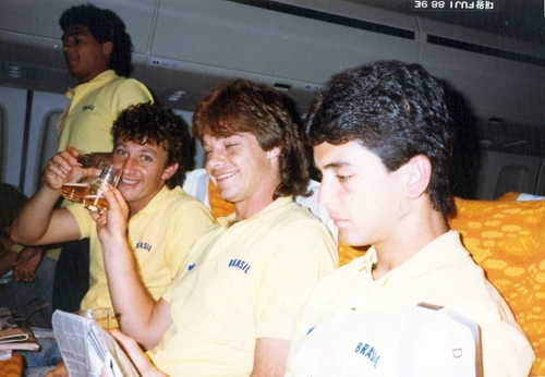 Em avião que levava o selecionado olímpico de 1988, Neto e o lateral Nelsinho brindam com copos de cerveja. O comportado Bebeto lia um jornal. E passeando pelos corredores estava Romário. O time de futebol do Brasil foi medalha de prata em Seul