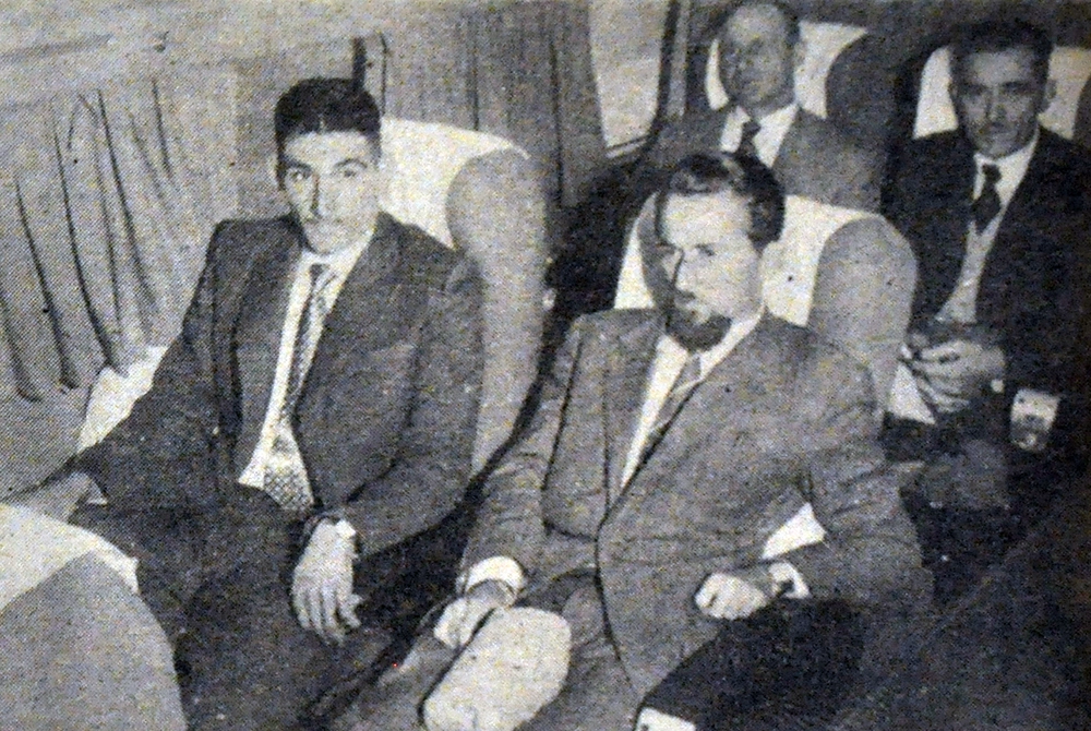 Julinho Botelho (o primeiro) a bordo do avião que o levou para o futebol italiano, em 1955. Foto: Reprodução da revista Esporte Ilustrado