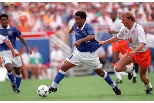 Na Copa de 94, o Baixinho só não fez chover. Nas quartas-de-final. contra a Holanda, Romário fez o primeiro gol e desviou da bola na cobrança de falta perfeita de Branco, que selou a vitória brasileira. No lance acima, ele disputa a jogada com Van Valckx, observado por Mazinho. Foto: Fifa.com/Popper Foto