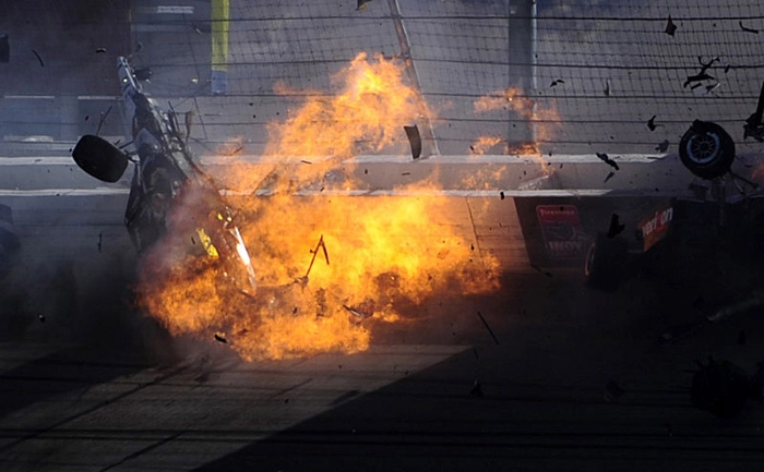 Quinze carros envolvidos no acidente fatal de Dan Wheldon em 16 de outubro de 2011, durante o Grande Prêmio de Las Vegas. Imagem: Reprodução