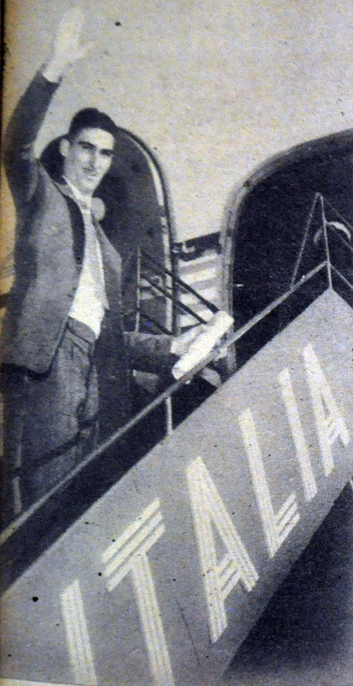 Julinho Botelho na porta do avião que o levou para a Itália, quando em 1955, deixou a Portuguesa para jogar na Fiorentina. Foto: Reprodução da revista Esporte Ilustrado