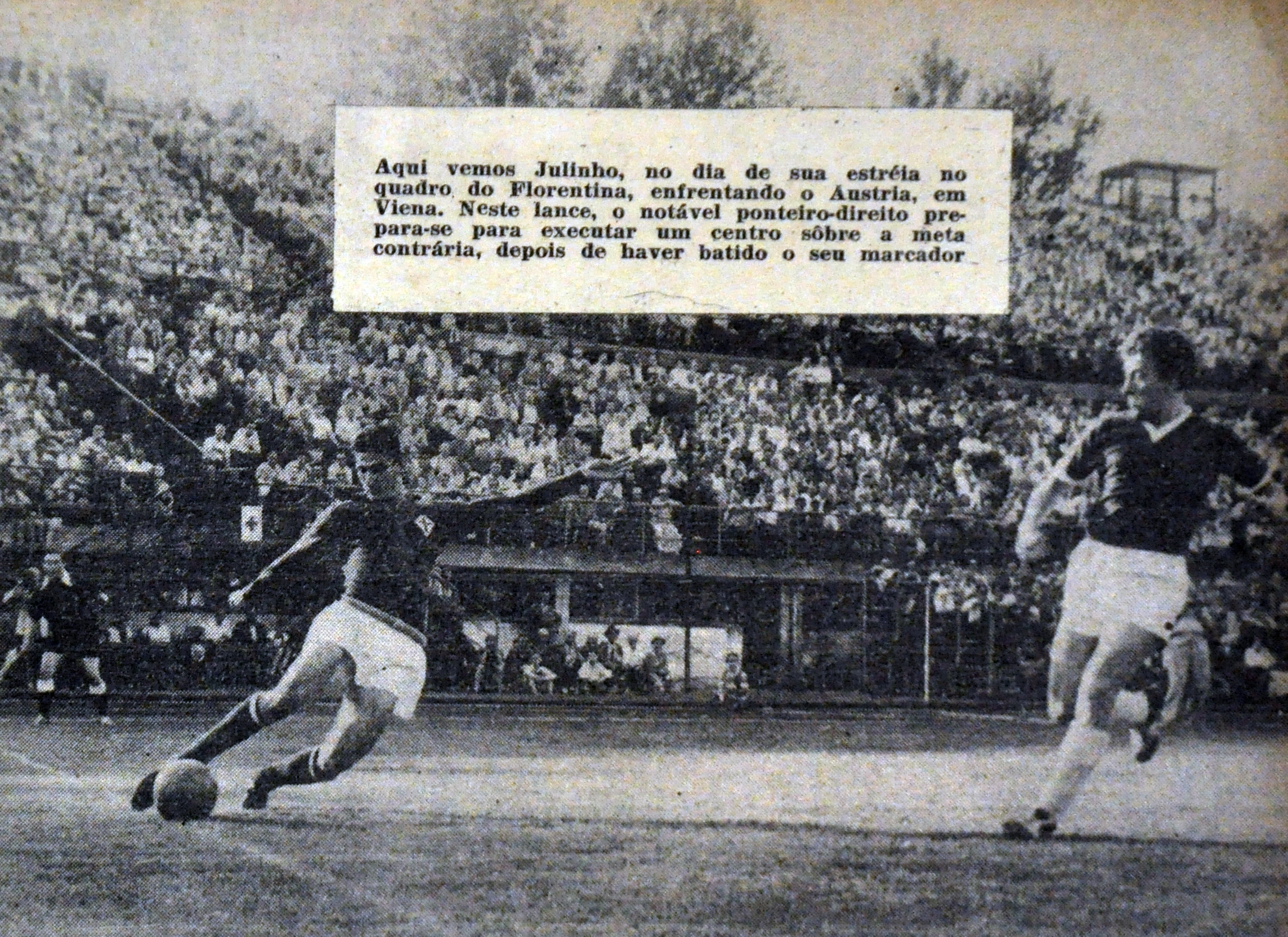 Estreia de Julinho Botelho (fazendo o arremate) no futebol italiano pela Fiorentina, em 1955. Foto: Reprodução da revista Esporte Ilustrado