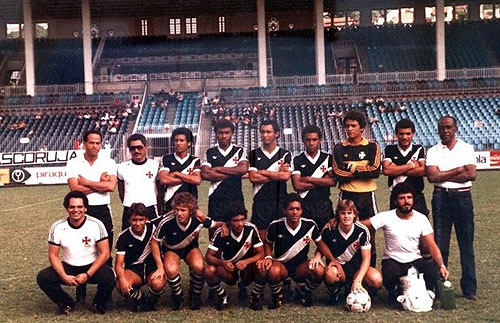 Veja os meninos do Vasco em 1983. Romário é o terceiro atleta agachado. O ex-ponta Vilson é o último, com a mão na bola. O primeiro em pé, da esquerda para a direita, é o preparador físico Paulo Paixão