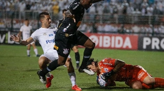 Corinthians vence Santos nos pênaltis e enfrenta o São Paulo na final