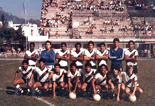 Mais uma formação de garotos do Vasco no começo da década de 80. Mário Tilico é o primeiro agachado, Romário é o quarto e o último é Vilson