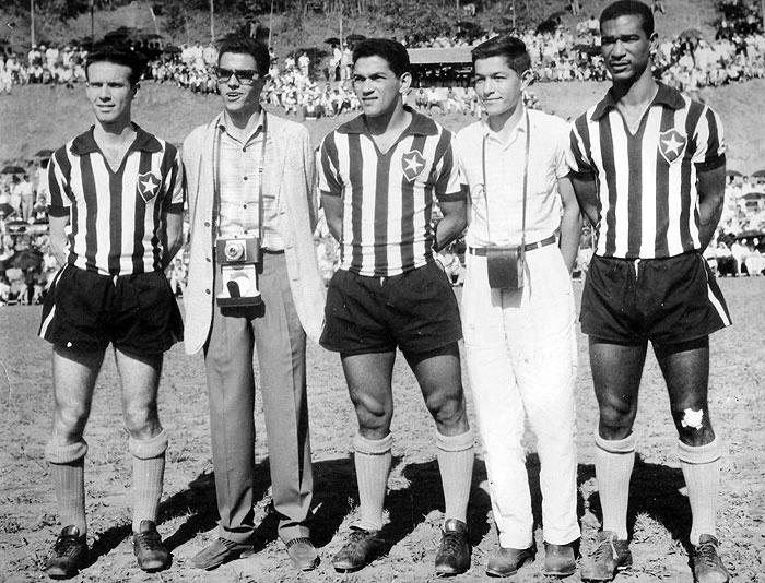 Da esquerda para a direita: Zagallo, Armando Nogueira, Garrincha, o fotógrafo João Piedade (de Três Pontas-MG,  pai de Fábio Zambeli, fiel internauta de Milton Neves) e Didi. Em 1958, os cariocas foram ao sul de Minas, jogaram contra a Machadense e venceram a partida por 7 a 1. Emocionaram o barranco lotado do pequeno estádio de Machado-MG, as pernas finas e as meias enroladas de Zagallo, a camisa desbotada e as pernas tortas de Mané, o gramado pífio, o esparadrapo no joelho de Didi e os dois famosos jornalistas, tão jovens com suas máquinas fotográficas a tiracolo