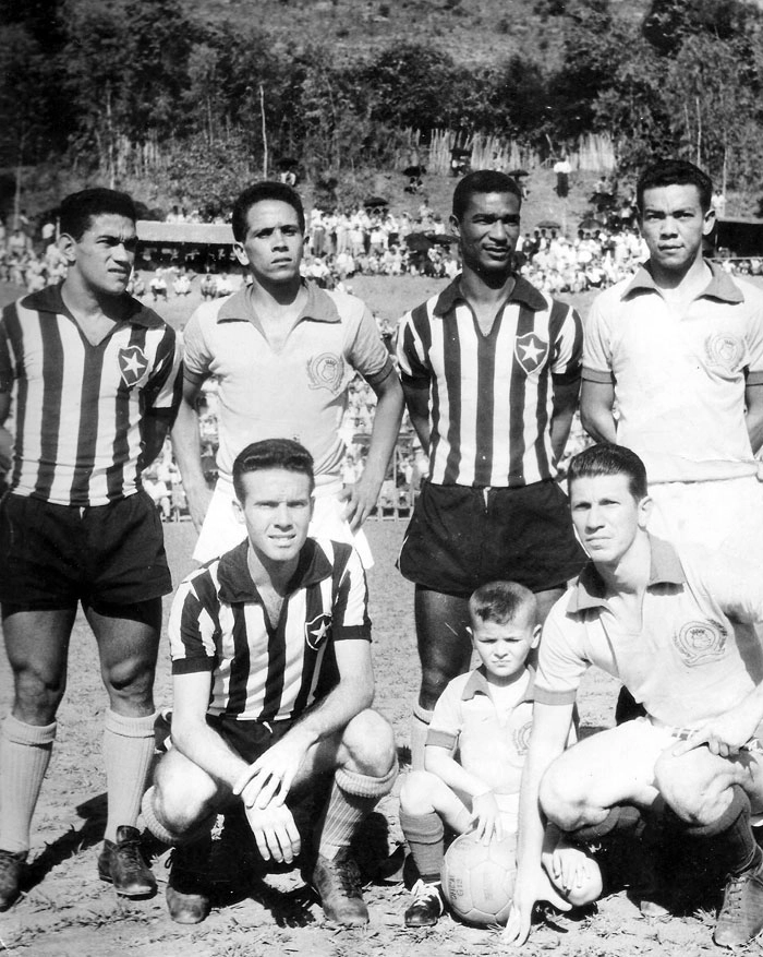 Em pé, da esquerda para a direita: Garrincha, Zé Milton, Didi e Pedroso. Agachados: Zagallo, menino Aldo Garcia e Puskas. A foto foi tirada em 6 de novembro de 1960, quando o Botafogo levou seus craques campeões mundiais para jogar no sul de Minas.