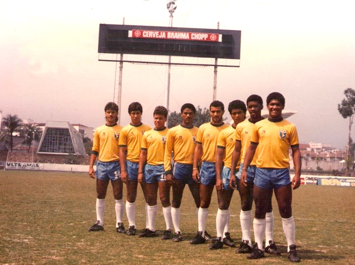 Da direita para a esquerda: Lira, Serginho, Romário, Chico, Mazinho, Willian, Bismarck e Ayupe.