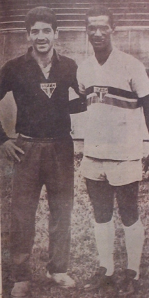 Posando para a foto, da esquerda para a direita, Roberto Dias e Didi, dois grandes jogadores do São Paulo. Foto: Walter Peres