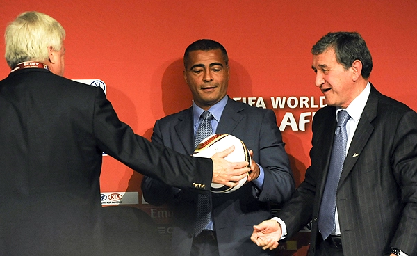 Os três participaram da cerimônia que entregou o Brasil a responsabilidade de organizar a próxima Copa do Mundo.