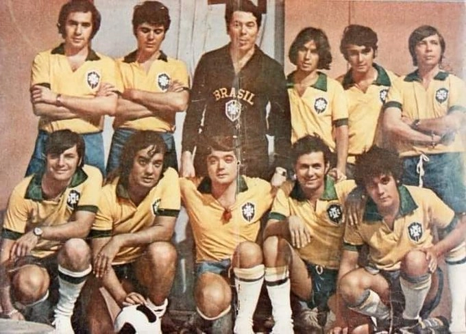 Na esteira de sucesso da Seleção Brasileira na Copa de 70, artistas posaram em formação de time de futebol com o uniforme canarinho. Em pé, da esquerda para a direita: Gilbert, Djalma Lúcio, Luiz Fabiano, Cláudio Fontana e Marcos Roberto. Agachados: Tony Angeli, Eramos Carlos, Ary Sanches, Paulo Sérgio e Wanderley Cardoso. Foto: Reprodução