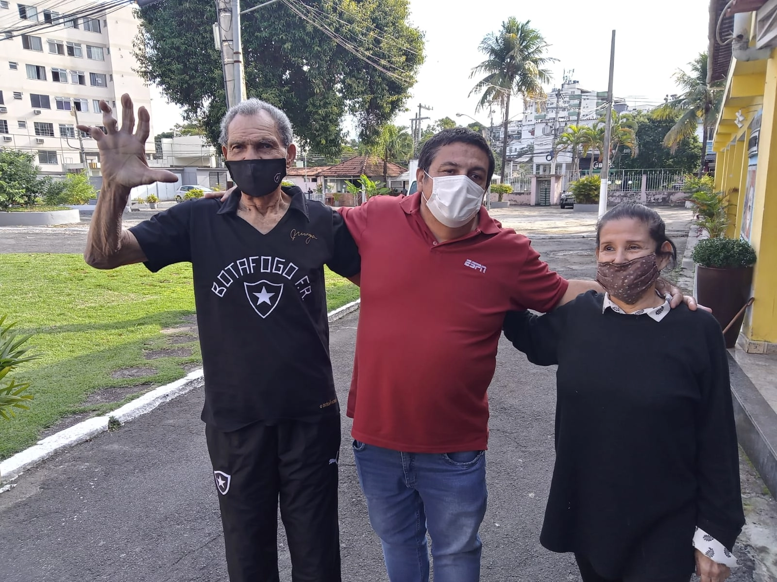 O jornalista Marcelo Gomes, no centro da foto, com o casal Manga e Maria Cecilia no Retiro do Artistas (RJ), em 31 de julho de 2021. Foto: arquivo pessoal de Marcelo Gomes