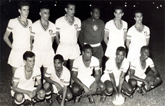 Da esquerda para a direita, em pé: Getúlio, Edson, Pinheiro, Veludo, Lafaiete e Victor. Agachados: Telê Santana, Robson, Waldo, Didi e Escurinho