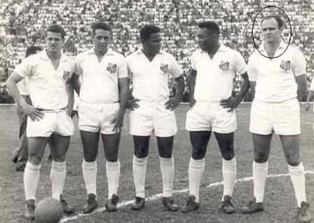 Da esquerda para a direita Peixinho é o primeiro da foto, ao lado de Gonçalo. Na sequência um trio inesquecível: Coutinho, Pelé e Pepe. 