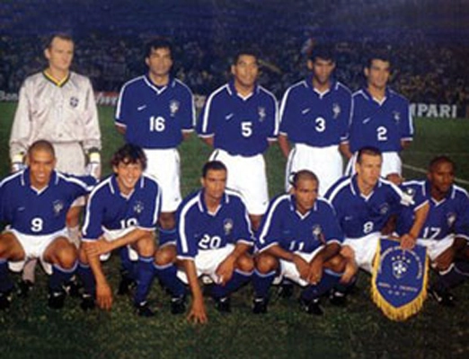 Brasil Campeão da Copa das Confederações 1997. Em pé: Tafarel, Gonçalves, Mauro Silva, Aldair e Cafu. Agachados: Ronaldo, Leonardo, Denilson, Romário, Dunga e Zé Roberto